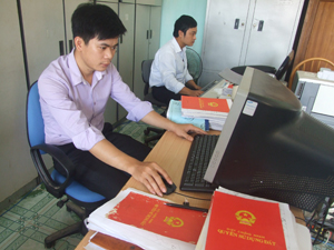 Văn phòng đăng ký QSD đất huyện Tân Lạc cập nhật hồ sơ, dữ liệu biến động đất đai trên địa bàn.
